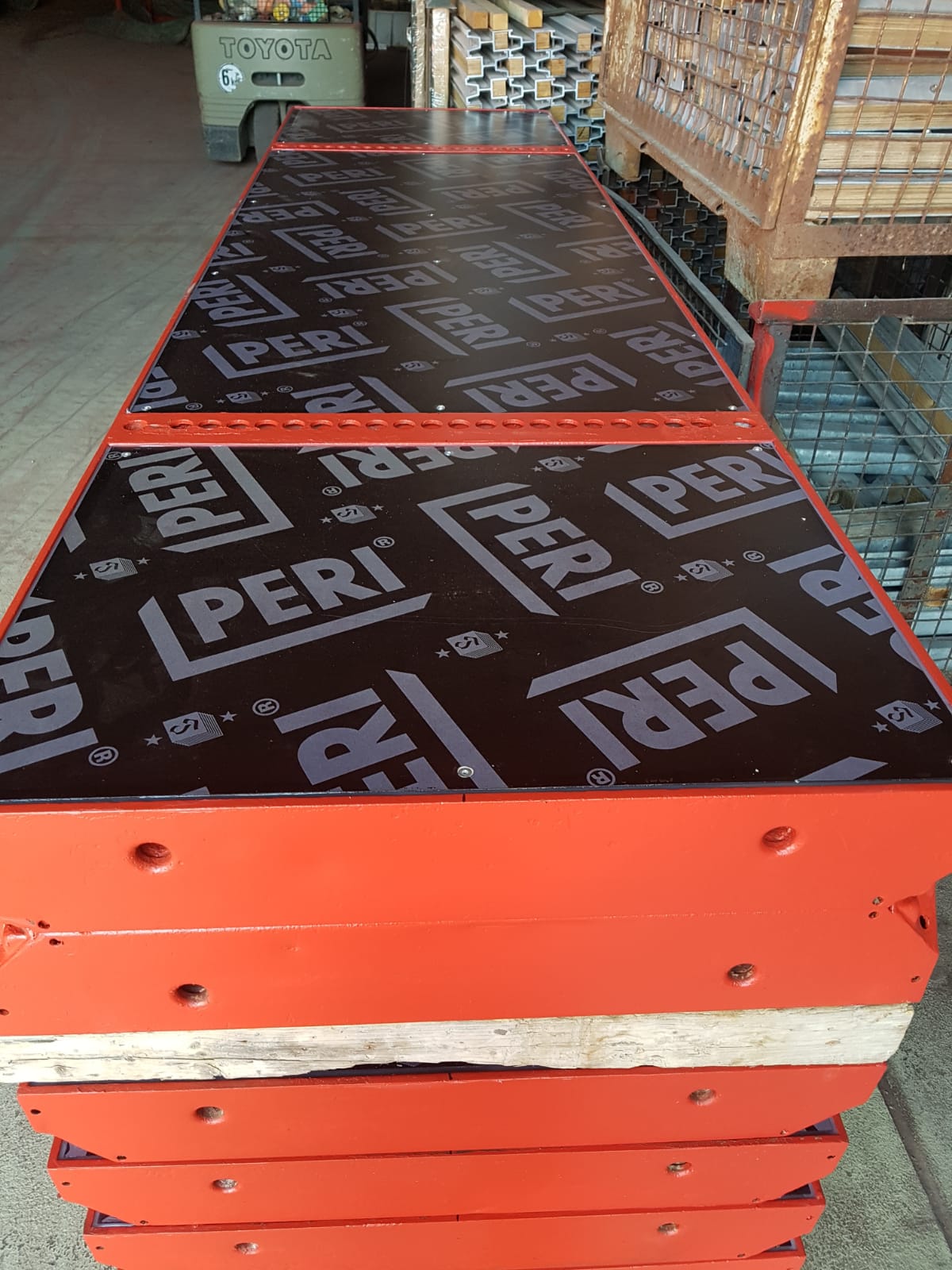 Peri Trio renovado con un nuevo revestimiento de encofrado