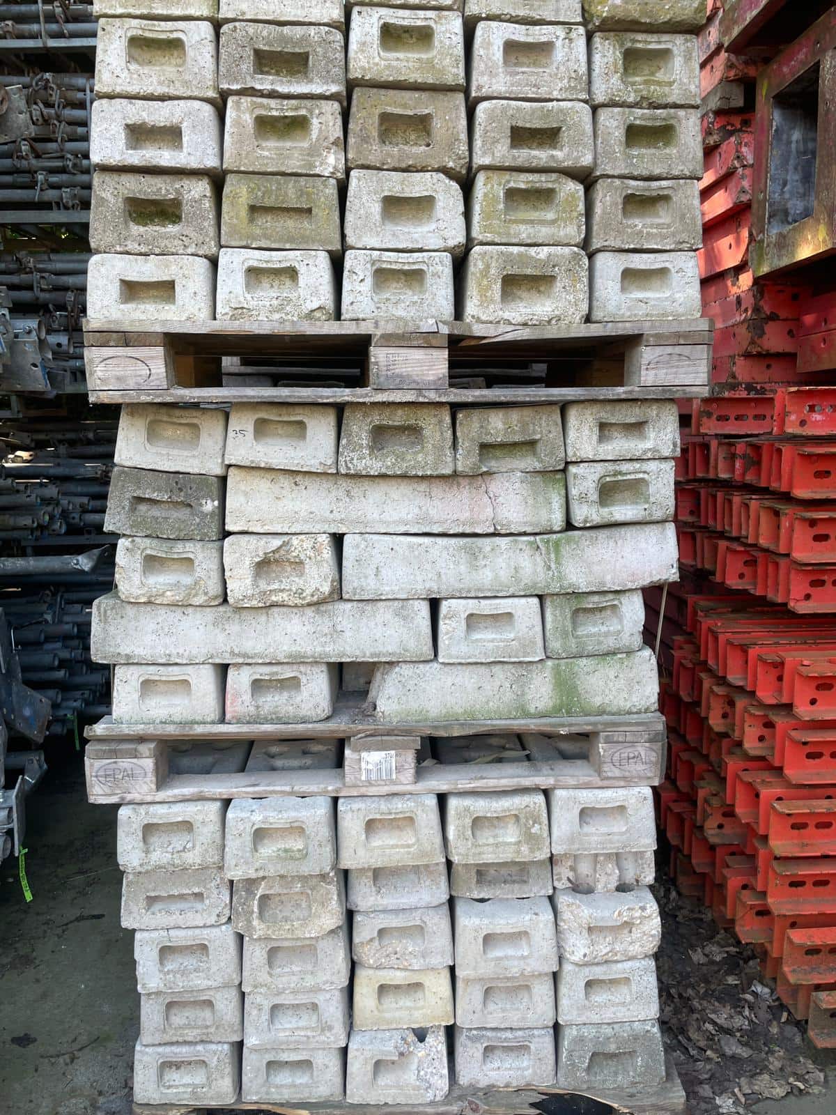 Бетонные опоры для строительного забора — изображение 5